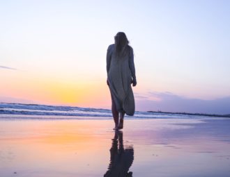 femme sur la plage